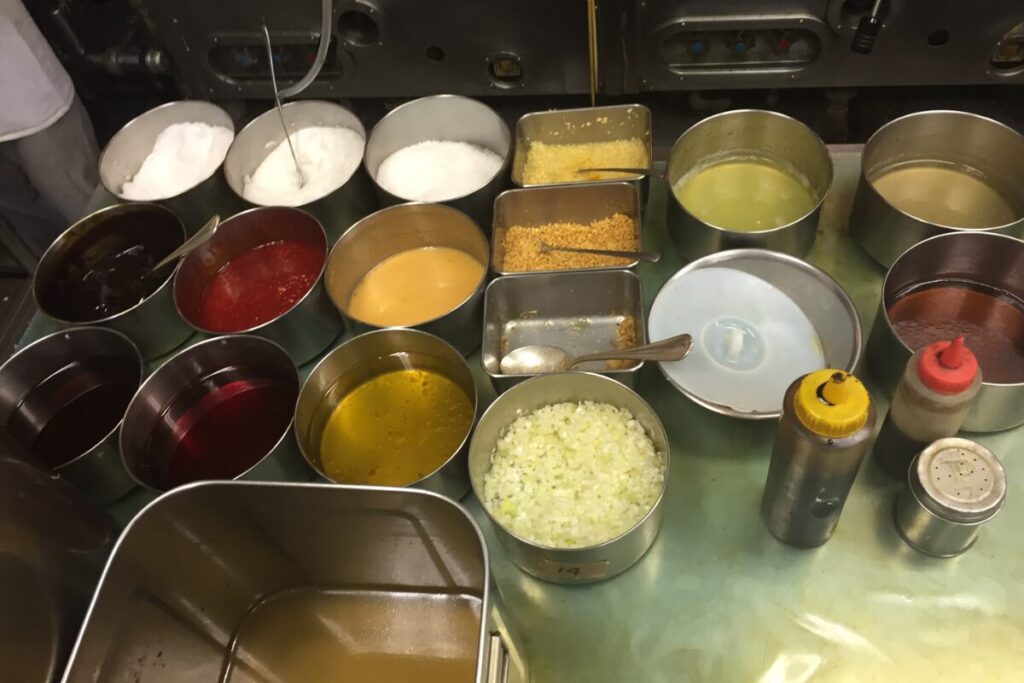 中華料理のプロの厨房で、すべての調味料や薬味が使いやすく配置されている様子