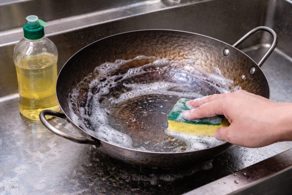 中華鍋を洗剤で洗っている様子