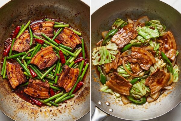 左右に並んだ2つの中華鍋。左側は葉ニンニクと唐辛子、厚切り肉を使った赤い油が特徴の本場四川風回鍋肉。右側はキャベツとピーマン、豚バラ肉を甘辛い味噌だれで炒めた日本式の回鍋肉。