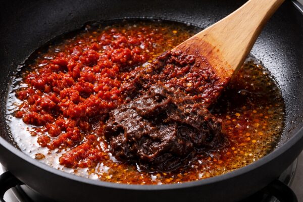 豆板醤に八丁味噌とサラダ油を混ぜて熟成感を出す工程