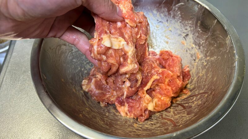 油を絡めてツヤが出た、ほぐれやすい状態の肉