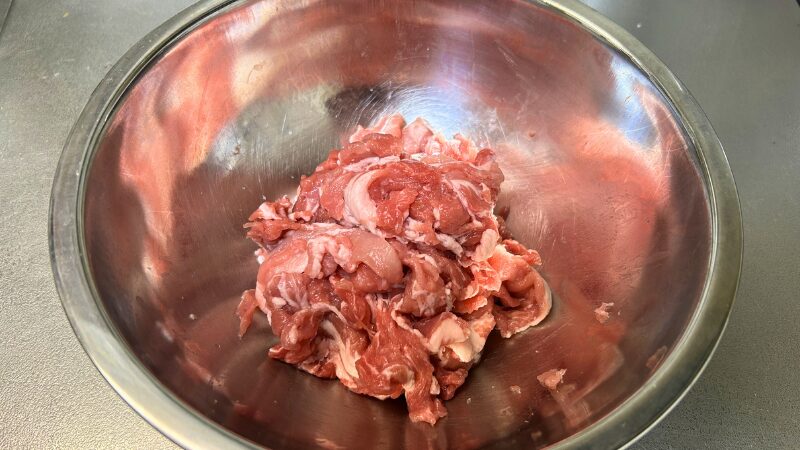 塩を揉み込み、粘りが出てまとまった状態の肉