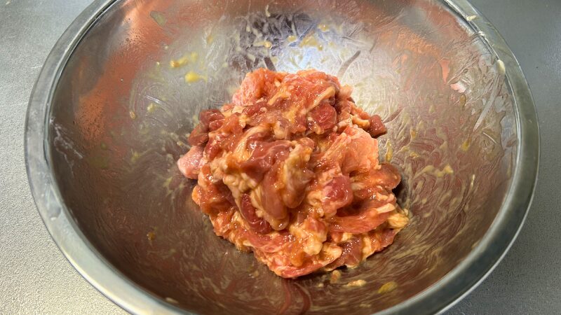 片栗粉が均一にまとい、薄くコーティングされた肉