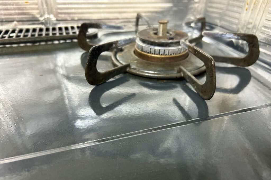 4年使用したパロマIC-S37BMのホーロー天板。水拭きだけで維持した光沢のある状態。