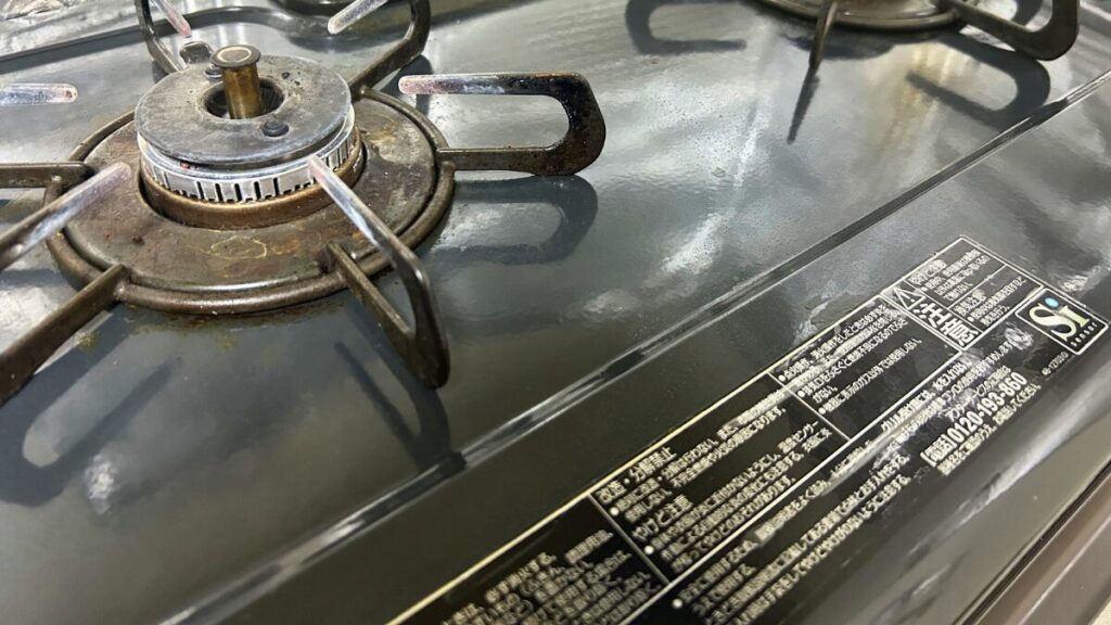 パロマIC-S37BMのホーロー天板。4年使用後も水拭きでツヤがある状態