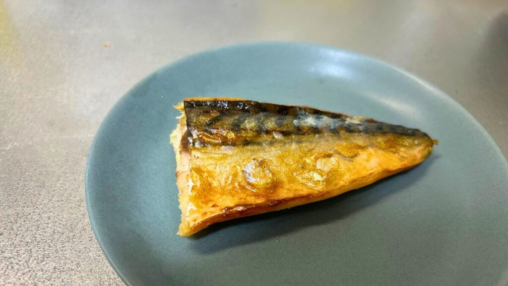 パロマのガスコンロのグリルで、皮目がパリッとこんがり黄金色に焼き上がったジューシーなサバの塩焼き