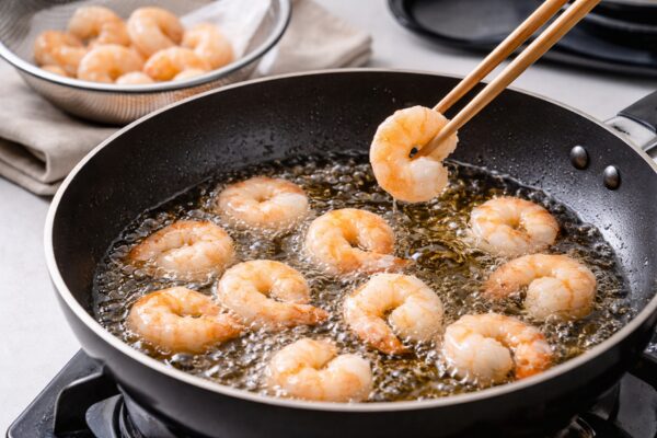 フライパンの油で海老を軽く油通ししている様子