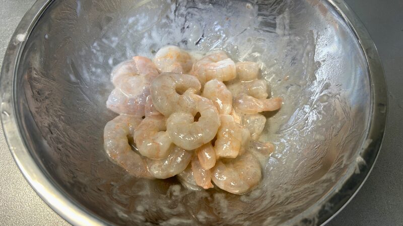 油を絡め、ツヤが出てほぐれやすくなったエビ