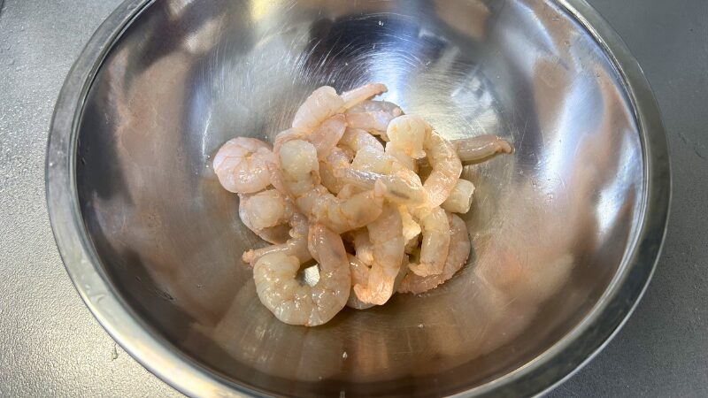 塩をなじませ、表面がしっとりした状態のエビ