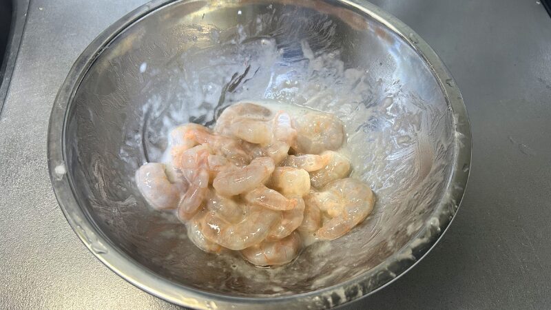 片栗粉が均一にまぶされ、なめらかな表面になったエビ