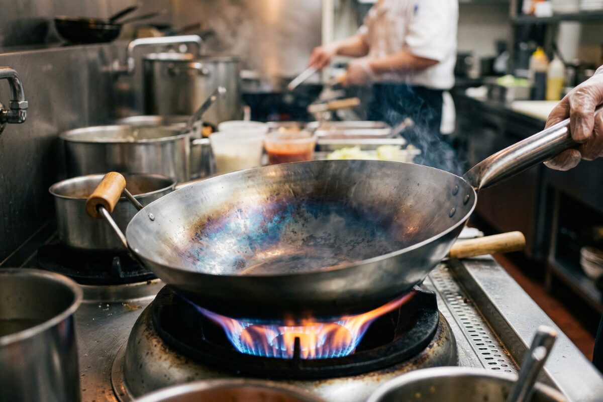 新品の中華鍋を空焼きしている様子