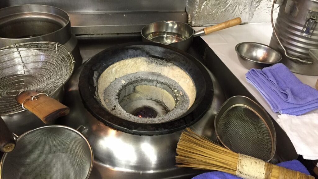 プロの厨房で使用される強力な火力の中華レンジ。五徳が深く、高熱を維持しやすい構造をしている。