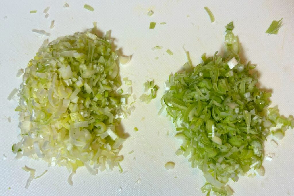 白い部分（左）と緑と白の境目あたり（右）に分けた葱花。香りと色の違いが一目で分かる