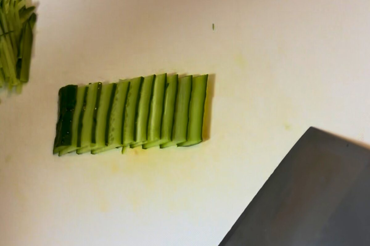 薄切りが終わったきゅうりのスライスがドミノ牌のように均等に重なっている状態