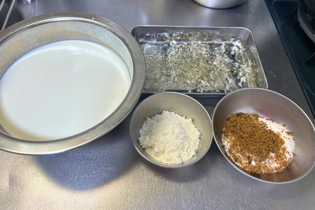 杏仁豆腐の材料をA(液体)・B(杏仁霜)・C(砂糖2種)・ゼラチンの4グループに分けて計量した仕込み準備の全体像