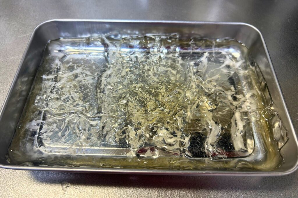 冷水でふやかして柔らかくなった板ゼラチン
