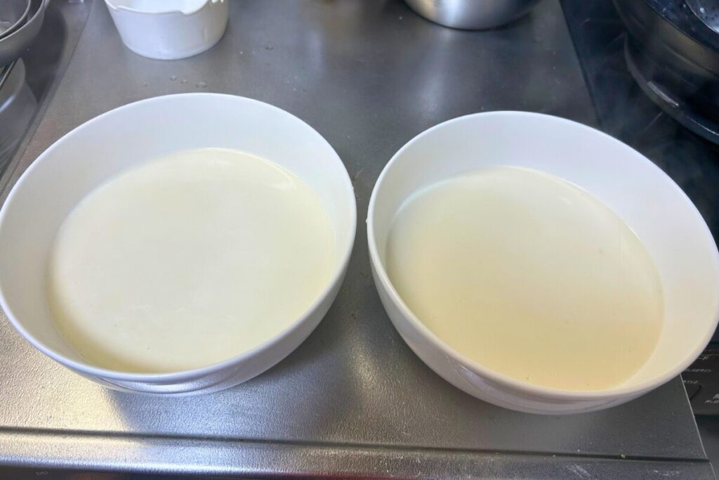 杏仁豆腐液をどんぶりに流し込み、冷やし固める前の状態