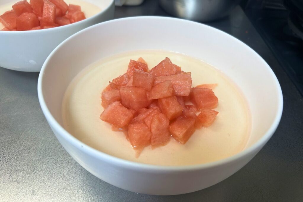 白いどんぶりに盛った手作り杏仁豆腐に、カットしたスイカをのせた完成品