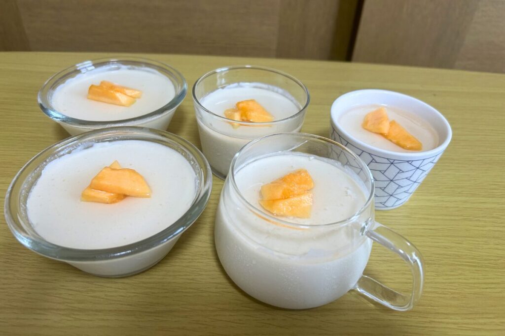 いろいろな器に直接流して冷やし固めた手作り杏仁豆腐に、カットした赤肉メロンをのせた完成品。5人分の仕上がり