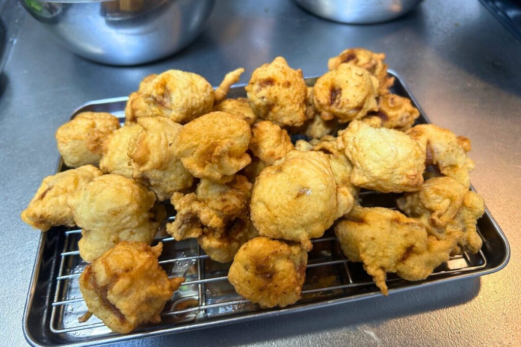 二度揚げが完了した豚肉。バットの上でカリッと仕上がった状態