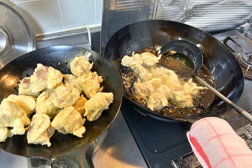 豚肉を小分けにして一度揚げしている様子