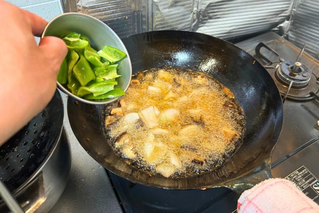 ピーマンを最後に油通しする様子。加熱しすぎると色が悪くなるため短時間で引き上げる