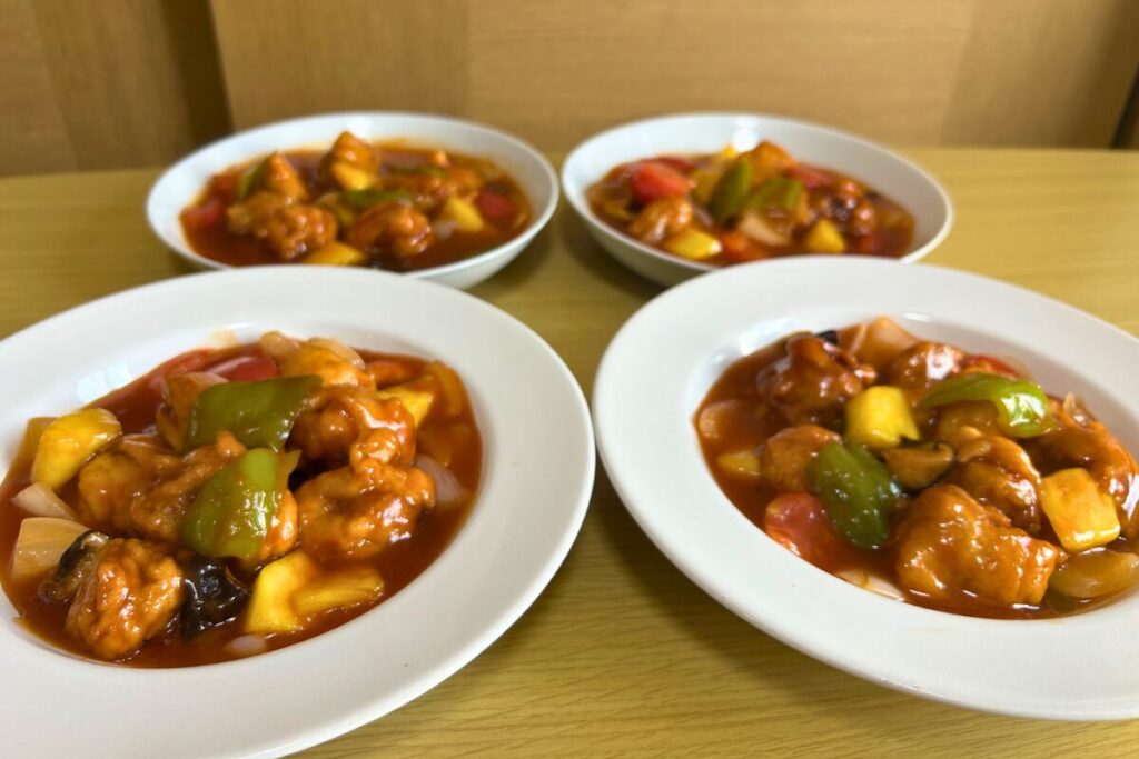 4分の酢豚（古老肉）を白い皿に盛り付けた完成写真