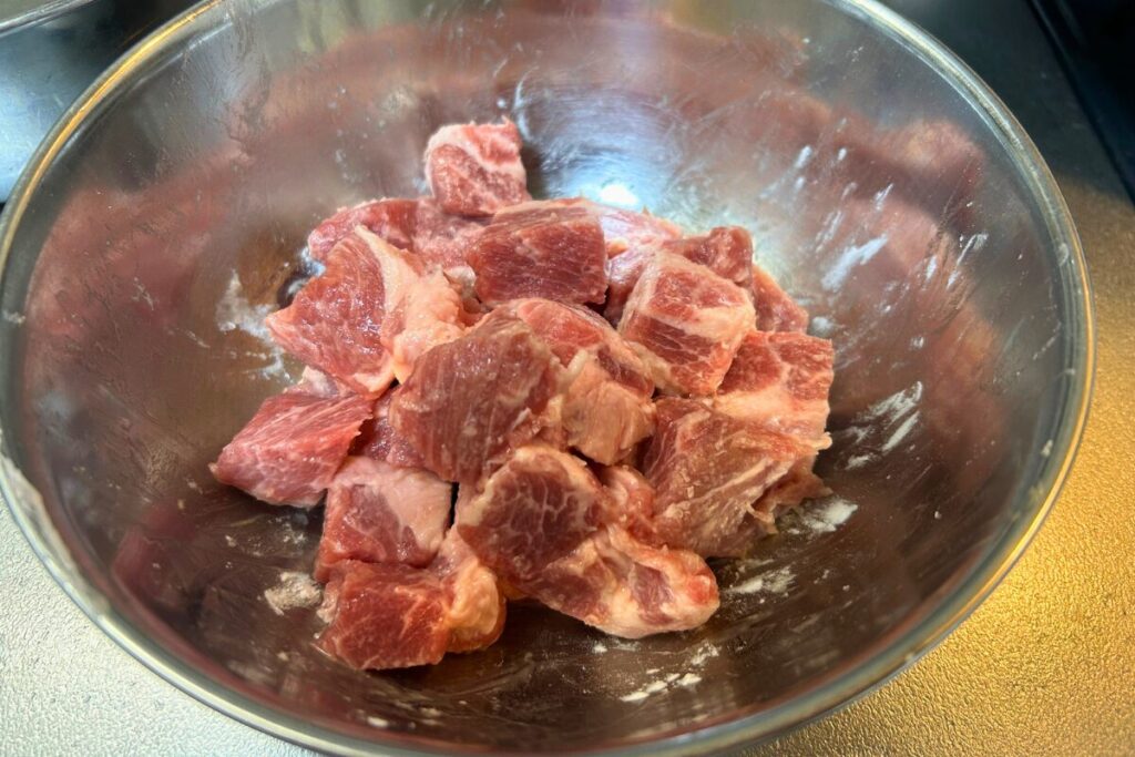 下味①のあと片栗粉をまぶした豚肩ロース。衣の前の下処理が完了した状態