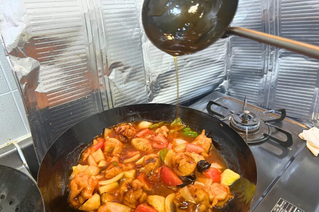 仕上げにお玉から胡麻油をひと回しする瞬間