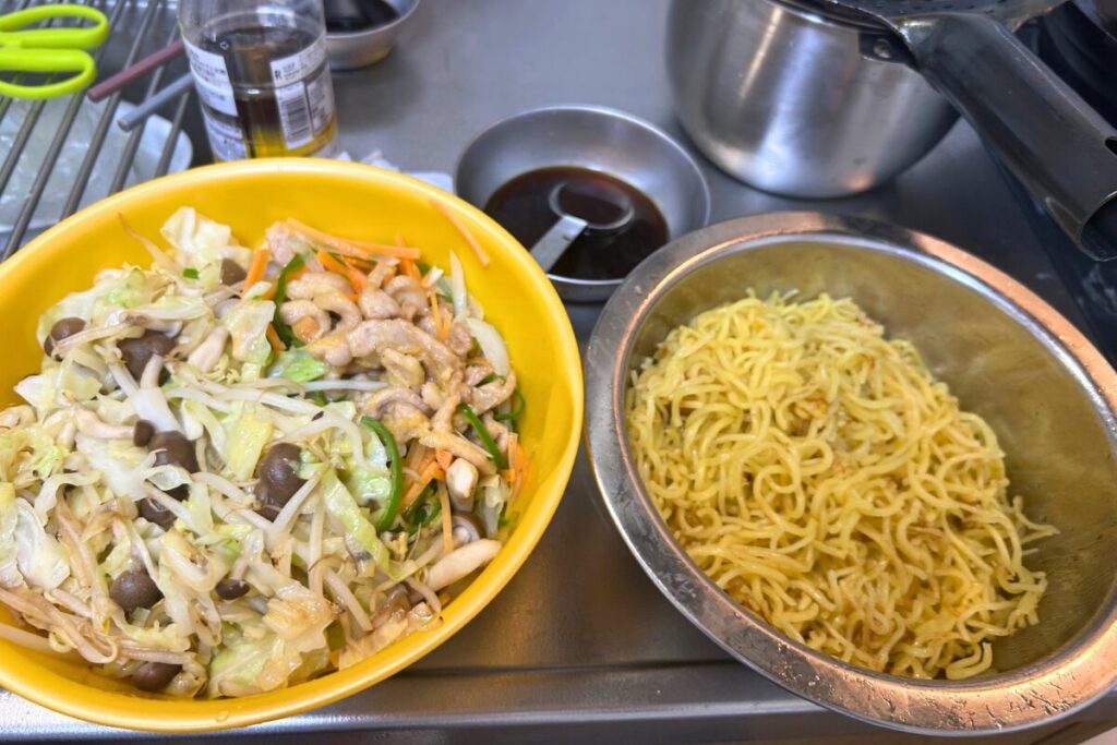 焼いた麺・具材・タレが揃った仕上げ直前の様子