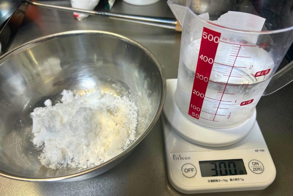 黄金比で計量したわらび餅粉と砂糖、水300ml