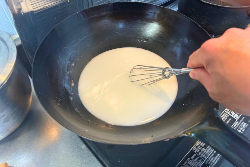 火にかける前に、わらび餅の材料をホイッパーで混ぜるところ