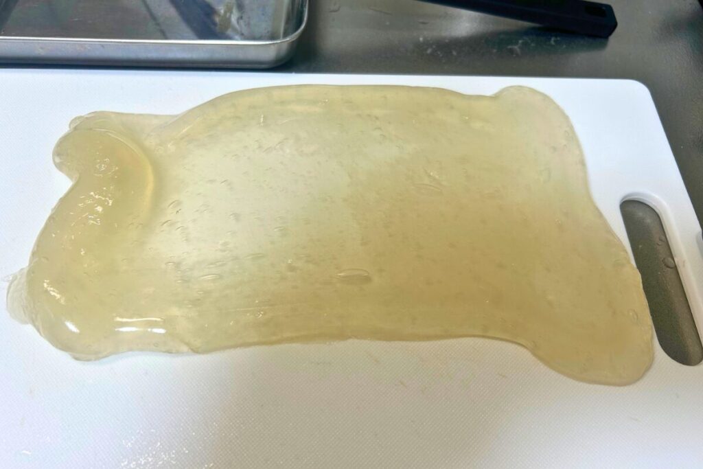 常温で冷ました出来たての、ツヤのある半透明のわらび餅