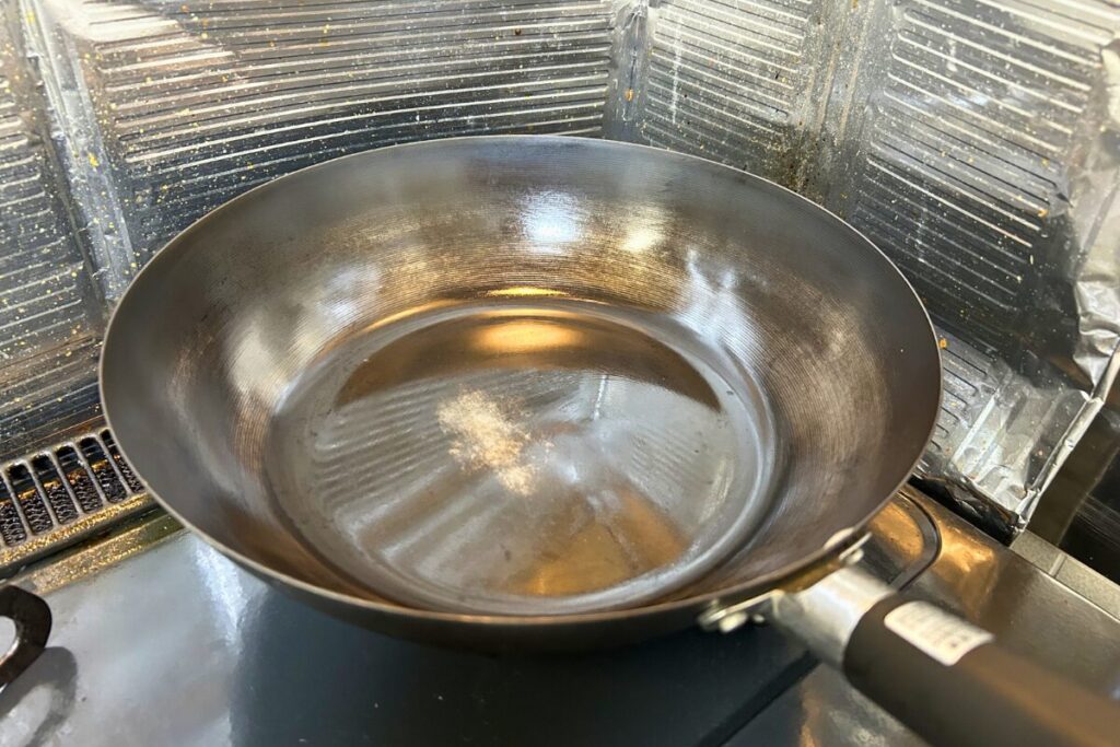 使い込んで油膜が育った鉄炒め鍋。黒光りした表面が本来の鉄鍋の状態