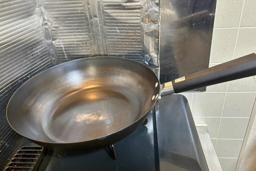 ニトリの鉄炒め鍋（30cm）全景。1,990円で手に入る入門用鉄鍋