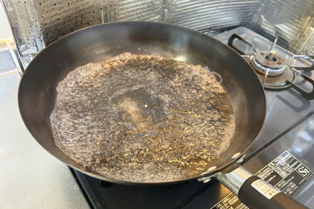 ニトリの鉄炒め鍋でお湯を沸かしている様子。炒め物以外にも活躍する万能鍋