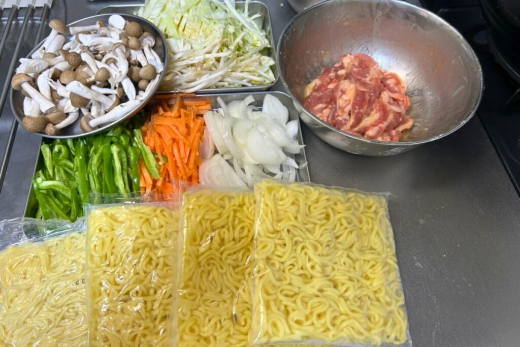 絲に切り揃えた野菜・下味をした豚肉・焼きそば用蒸し麺4玉など上海焼きそばの材料一式

