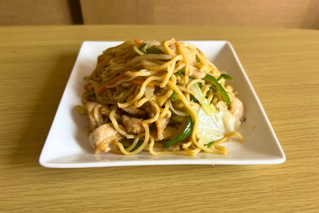 白い角皿に盛り付けた本格上海焼きそばの完成品
