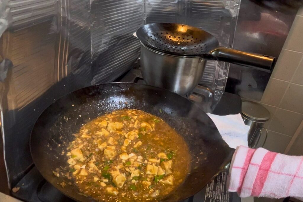 横滑らせで仕上げる麻婆豆腐の調理中の様子