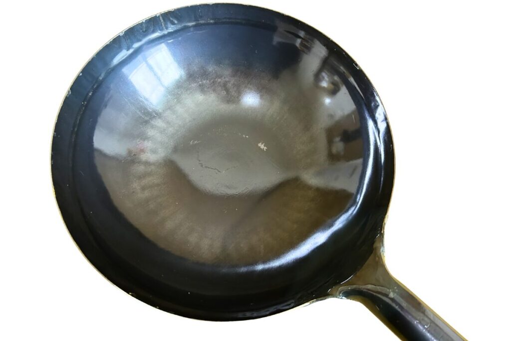 山田工業所 中華鍋30cm 空焼き前の新品状態を真上から見た内側