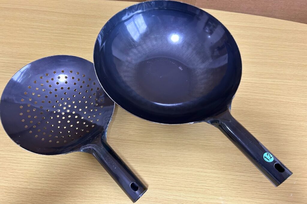 山田工業所 中華鍋30cmとシャーレン21cm 空焼き前の新品状態での並び