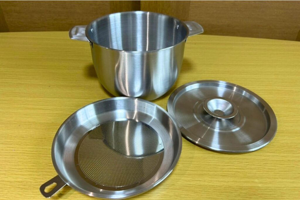 ステンレス製オイルポット2.8Lとその付属品（蓋・油こし網）の3点セット