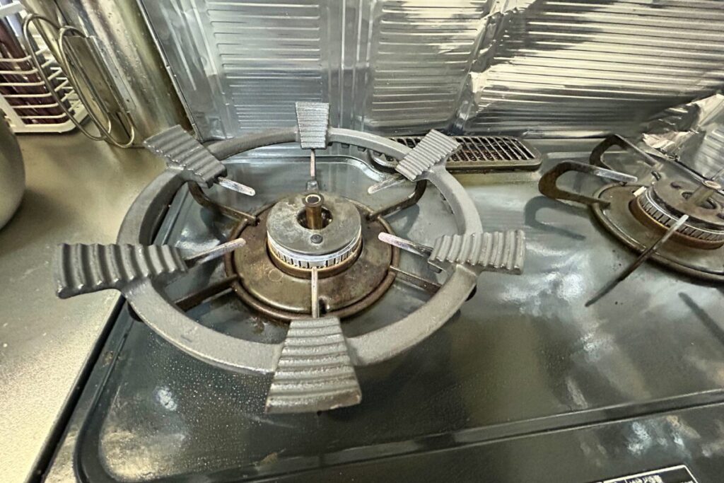 鋳鉄製サポートリング（五徳）をガスコンロにセットした状態