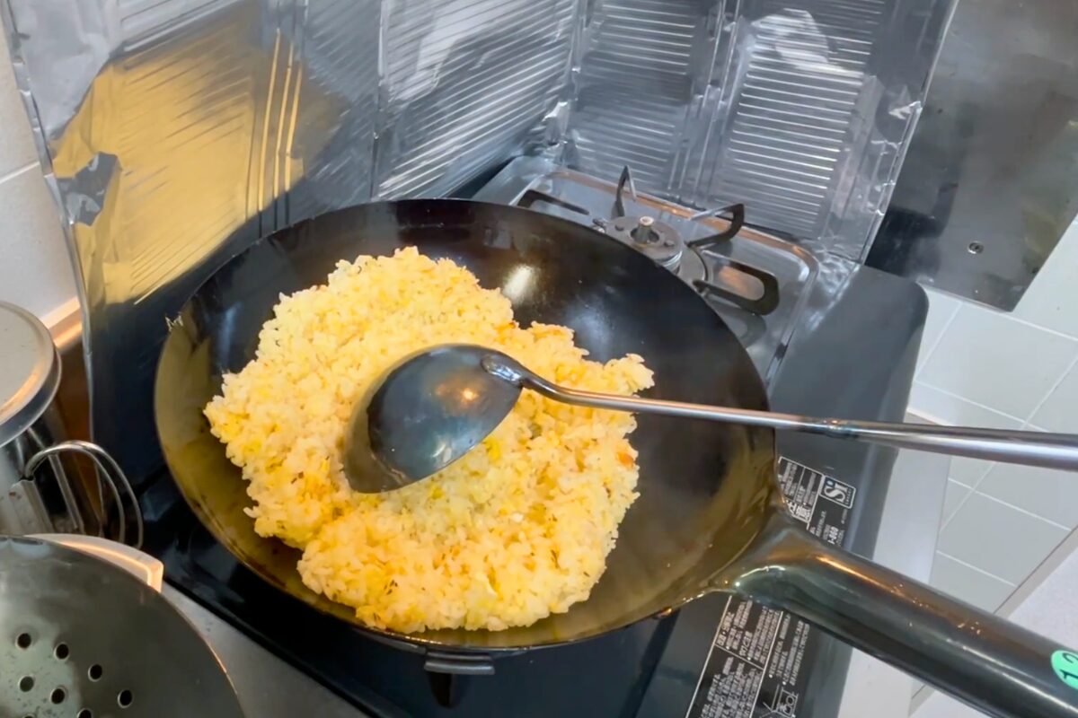 山田工業所 中華鍋30cmで2合の炒飯を調理中。鍋いっぱいにご飯が広がっている様子