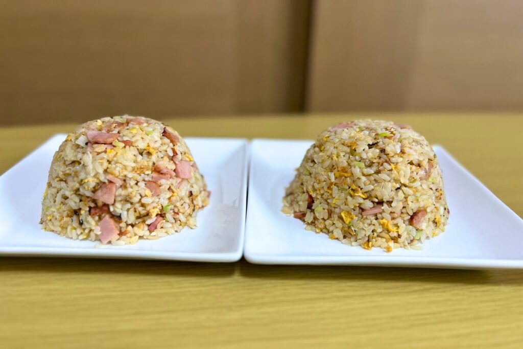 山田工業所 中華鍋で作った炒飯の完成写真。2人分をドーム型に盛り付けた状態