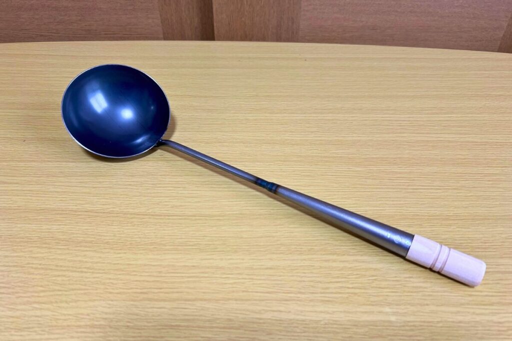 TKG遠藤商事の中華お玉（中サイズ・鉄製）。黒いお玉部分と木製の柄