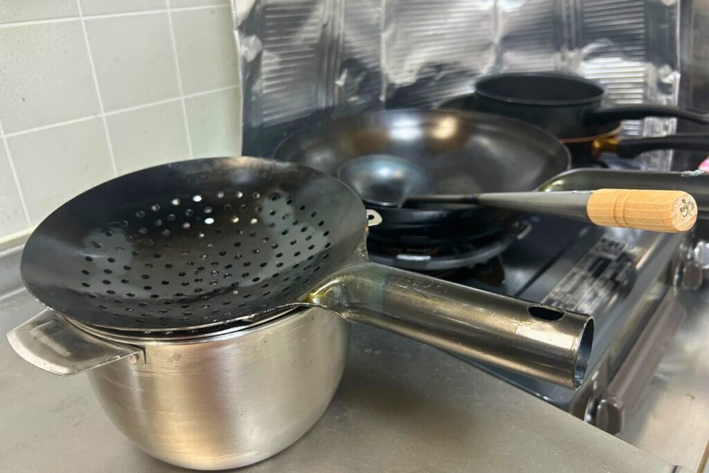 空焼き後のザーレン21cmがオイルポット口径19cmの上にちょうど乗った状態。横から見ると柄で安定して掛かっている