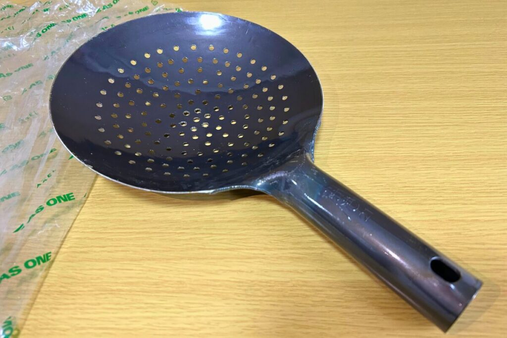 山田工業所の鉄製ザーレン21cm（新品）。空焼き前の銀色がかった鉄の質感