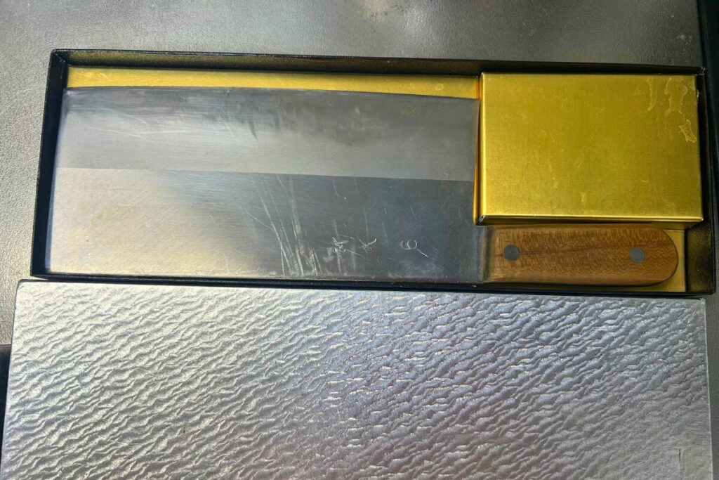 現場で使っていた研晴6号の中華包丁。刃渡り225mm・重量466gの実測値を示す一本