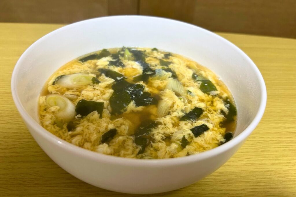 とろみなしの中華たまごスープを近くから見た仕上がりの様子